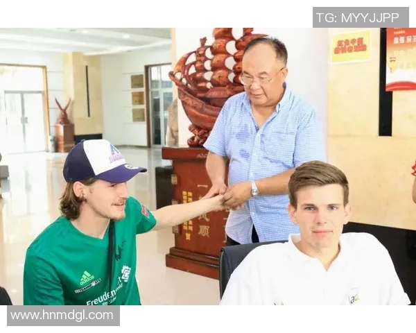 外国足球明星体验传统疗法拔火罐引发热议健康与运动的结合新趋势